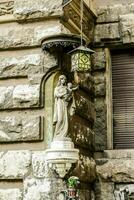 estatua de María y Jesús en el lado de un edificio foto