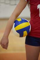 niña jugando voleibol foto