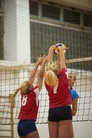 mujer jugando vóleibol foto