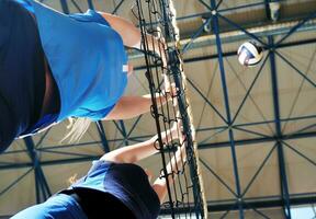 mujer jugando vóleibol foto