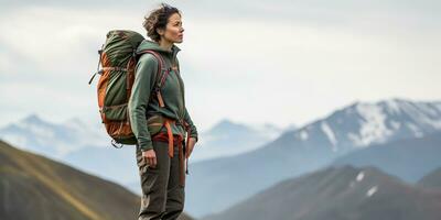 ai generado hembra niña mujer caminante rastreo naturaleza al aire libre aventuras explorar montaña paisaje viaje exploración motivación. gráfico Arte foto