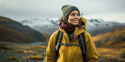 ai generado hembra niña mujer caminante rastreo naturaleza al aire libre aventuras explorar montaña paisaje viaje exploración motivación. gráfico Arte foto