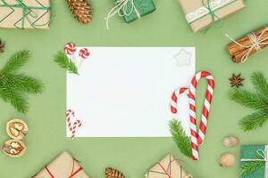 Navidad antecedentes con regalo cajas, caramelo bastones, especias y Copiar espacio foto