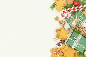 Navidad antecedentes con regalo cajas y pan de jengibre galletas foto