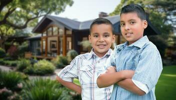 dos joven Hispano hermanos en pie juntos en frente de su casa. foto