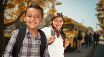 contento joven Hispano chico y niña vistiendo mochilas cerca un colegio autobús en instalaciones foto