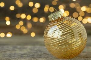 Navidad ornamento en el de madera antecedentes con desenfocado luces foto