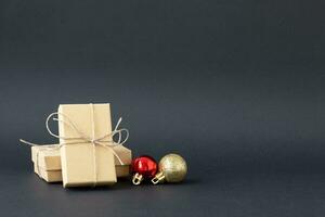 fiesta cajas con Navidad ornamento en el negro antecedentes foto