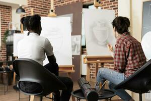 gasto hora con amigos a dibujo taller, dos mujer amigos sentado a caballetes aprendizaje a dibujar juntos a creativo taller, personas unión mediante Arte. social aficiones a hacer nuevo amistades foto