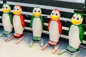 toma de equipo especial necesario para patinar, ayudando a las personas a mantener el equilibrio en la pista de hielo. ayudantes para patinadores principiantes. figuras coloridas en forma de pingüinos foto