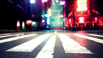 un ciudad calle con un paso de peatones a noche foto
