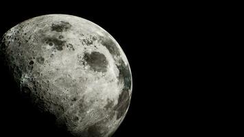 vislumbrar de el iluminado por el sol creciente de el Luna desde exterior espacio foto