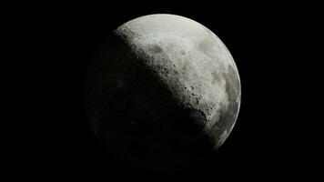 el Luna parcialmente iluminado por el del sol rayos como visto desde orbita foto