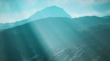 majestuoso montaña iluminado por un radiante ligero foto