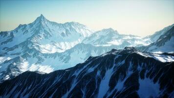 hermosos picos de montaña cubiertos de nieve foto