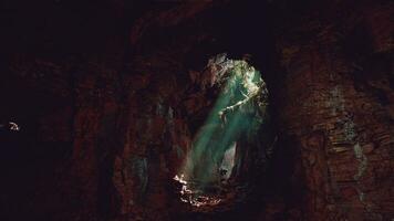 un fascinante cueva lleno con espumoso rocas foto