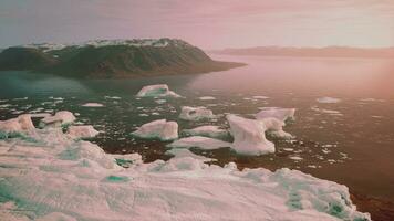 un fascinante ver de icebergs flotante en calma agua foto