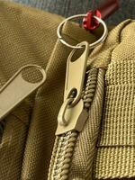 rojo bolsillo con un bolso de un militar cuchillo, cerca arriba foto