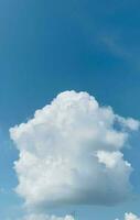 ciel et duveteux nuage paysage dans le Matin est incroyablement calmant à début le jour, ciel et duveteux blanc nuage fabriqué moi ressentir détendu, ciel et duveteux nuage paysage prendre une majestueux et Stupéfiant beauté video