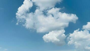 ciel et duveteux nuage paysage dans le Matin est incroyablement calmant à début le jour, ciel et duveteux blanc nuage fabriqué moi ressentir détendu, ciel et duveteux nuage paysage prendre une majestueux et Stupéfiant beauté video