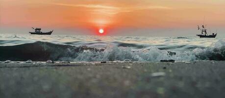 cielo puesta de sol lapso de tiempo a playa escenario, ya sea es el calentar matices de puesta de sol lapso de tiempo, o el reluciente reflexión de el sol, puesta de sol tiene el poder a inspirar sentimientos de preguntarse. video