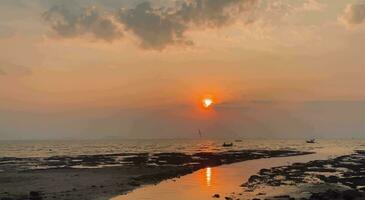 Himmel Sonnenuntergang Zeitraffer beim Strand Landschaft, ob es ist das warm Farbtöne von Sonnenuntergang Zeitraffer, oder das schimmernd Betrachtung von das Sonne, Sonnenuntergang hat das Leistung zu inspirieren Gefühle von Wunder. video