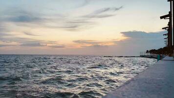 céu pôr do sol espaço de tempo às de praia cenário, se Está a caloroso matizes do pôr do sol espaço de tempo, ou a cintilante reflexão do a sol, pôr do sol tem a poder para inspirar sentimentos do maravilha. video