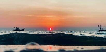 visvangst boten gedurende zonsondergang lucht Bij strand landschap, visvangst boten gedurende een zonsopkomst of zonsondergang, glinsterende van de zon Aan de wolken, de lucht en wolken hebben de macht naar inspireren gevoelens van ontzag of zich afvragen video