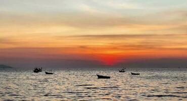 fiske båtar under solnedgång himmel på strand landskap, fiske båtar under en soluppgång eller solnedgång, skimrande av de Sol på de moln, den himmel och moln ha de kraft till inspirera känslor av vördnad eller undra video