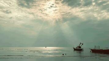 pescar barcos durante puesta de sol cielo a playa paisaje, pescar barcos durante un amanecer o atardecer, reluciente de el Dom en el nubes, las cielo y nubes tener el poder a inspirar sentimientos de temor o preguntarse video