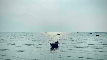 pesca Barche durante tramonto cielo a spiaggia paesaggio, pesca Barche durante un' Alba o tramonto, scintillante di il sole su il nuvole, il cielo e nuvole avere il energia per ispirare sentimenti di soggezione o Meraviglia video