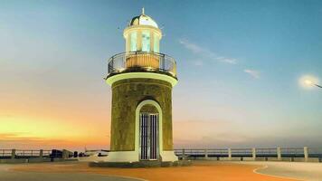 panorama da atmosfera da manhã, farol do mercado ang sila, o centro de frutos do mar de chonburi para turistas. província de chonburi tailândia video