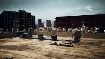 un ciudad horizonte con imponente edificios y un prominente techo en el primer plano foto