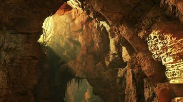 un misterioso cueva iluminado por un haz de ligero foto