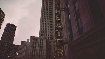 un teatro firmar en un alto edificio foto