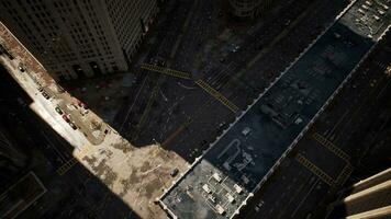 un aéreo ver de un bullicioso ciudad calle durante luz horas foto