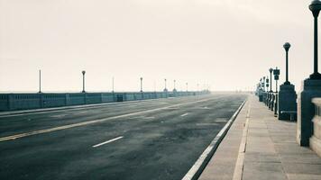 pacífico vacío la carretera en el puente foto