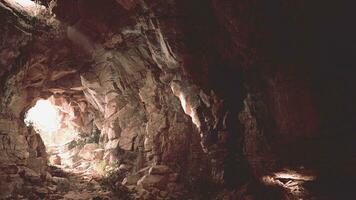 un túnel con un misterioso ligero a el fin, simbolizando esperanza y nuevo principios foto