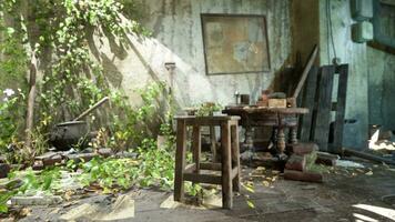 un abandonado habitación con un silla y mesa en un estado de devastación foto
