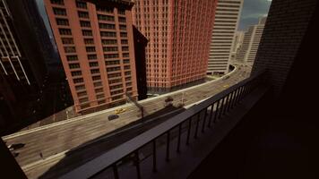 un ciudad calle capturado desde un puente, exhibiendo el bullicioso urbano vida abajo foto