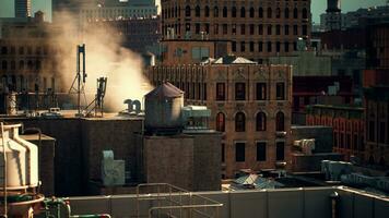 fumar ondulante desde un edificio en un bullicioso ciudad foto