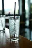 agua vaso con hielo en el vaso en el comida mesa foto