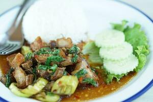 tailandés comida remover frito crujiente Cerdo con albahaca foto