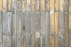 filas de antiguo de madera pisos allí son grietas y decadencia. foto