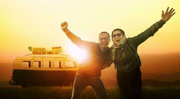 mas joven hombre y mujer felicidad emoción de viaje a destino en contra hermosa Dom conjunto cielo foto