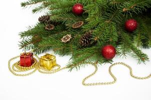 ramas de un Navidad árbol y rojo y amarillo regalo cajas y pelotas en un blanco antecedentes. Navidad antecedentes con espacio de copia. foto