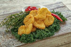 nuggets de pollo crujientes con salsa de tomate foto