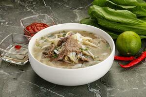 vietnamita sopa pho bo con carne de vaca foto
