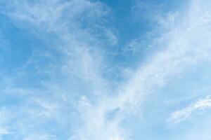 hermosa azul cielo con extraño forma de nubes en el Mañana o noche usado como natural antecedentes textura en decorativo Arte trabajo foto