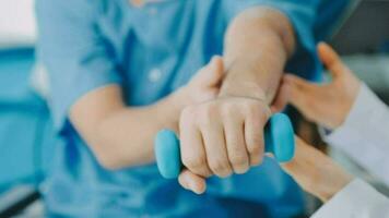 Physiotherapeut Mann geben Übung mit Hantel Behandlung Über Arm und Schulter von Athlet männlich geduldig physisch Therapie Konzept video